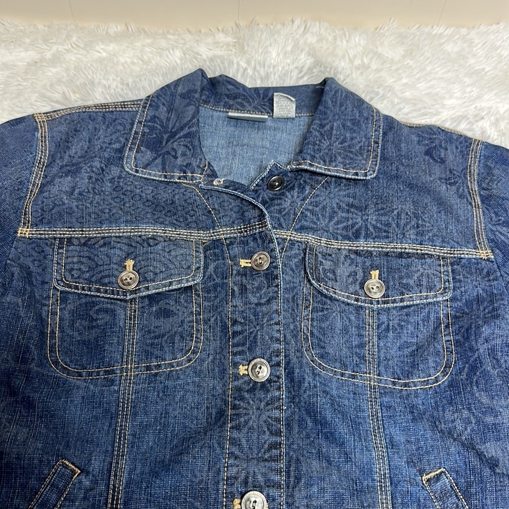 Chico’s Jean Jacket Women’s Size 0 Has Floral Design - Picture 2 of 10